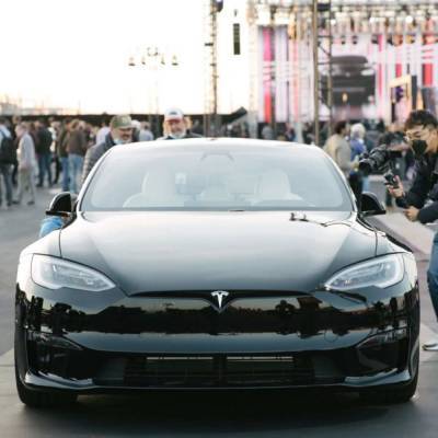В США загоревшаяся Tesla Model S Plaid "не выпускала" водителя из салона