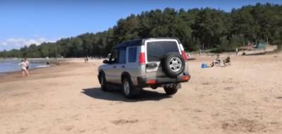 В Ломоносовском районе мужчина на джипе решил прокатиться прямо на пляже — видео