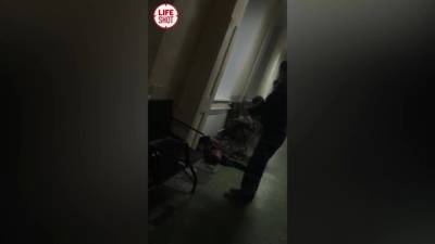 Пациента в больнице Саратовской области оставили на полу в приемном покое