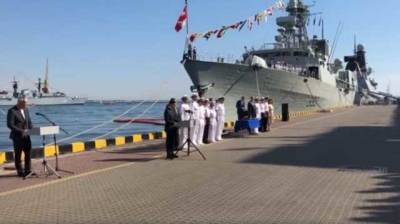Парад авиации в Одессе: Зеленский вышел в море для оказания почестей погибшим морякам