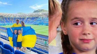 Маленькие близняшки-фанатки сборной Украины тронули эмоциями во время матча с Англией