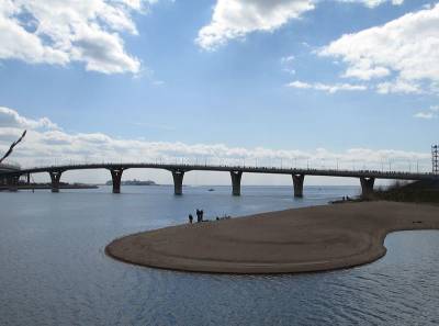 Спрыгнувшего с Яхтенного моста петербуржца спасли сап-серферы