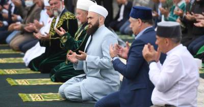 Москвичка со скандалом прогнала молящегося мусульманина с детской площадки