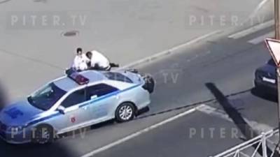 Появилось видео жесткого задержания мотоциклиста двумя полицейскими на Комендантском проспекте
