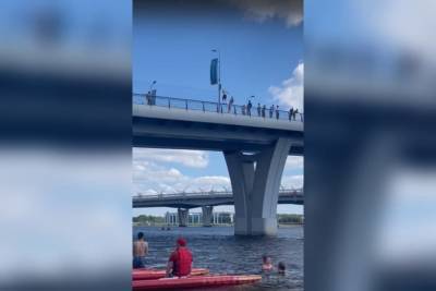 Очевидцы не дали умереть неудачливому ныряльщику, спрыгнувшему с Яхтенного моста