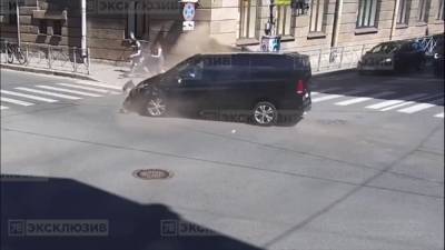 В Петербурге Mercedes перевернул Daewoo Matiz, чудом не задев пешеходов — видео