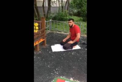 В Москве произошел скандал из-за мусульманского намаза на детской площадке