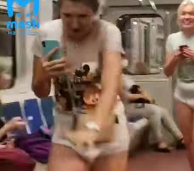 Две тиктокерши сняли видео в памперсах в петербургском метро