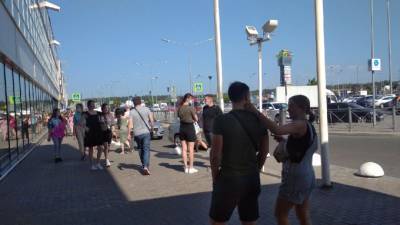 Посетителей ТРЦ "Мега Дыбенко" вывели на улицу