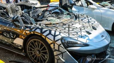 Контрабандные роскошные автомобили стоимостью 900 000 фунтов стерлингов уничтожены экскаватором (ФОТОрепортаж)