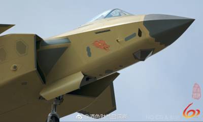 Китай поднял в воздух сразу 15 истребителей пятого поколения J-20