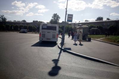 Автобус в Пушкине накренил бортом фонарь