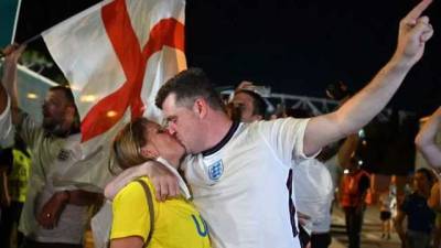 Избитые полицейские: фанаты Англии громко отпраздновали победу над Украиной