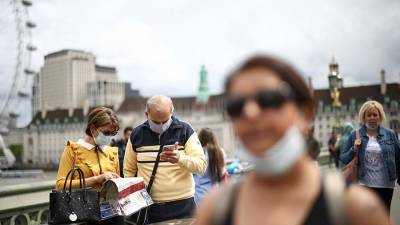 В Великобритании анонсировали отмену обязательного ношения масок