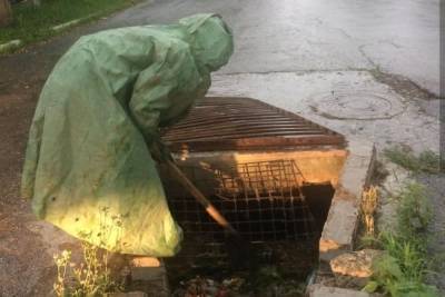После залпового дождя в Новороссийске расчищают ливнёвки