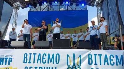 Сборная вернулась: Шевченко и игроки спели гимн в Борисполе с фанатами