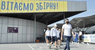 Сборная Украины по футболу вернулась в Киев: как ее встретили болельщики (ФОТО, ВИДЕО)