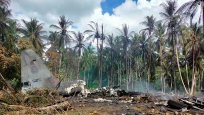 При крушении военного самолёта на юге Филиппин десятки погибших