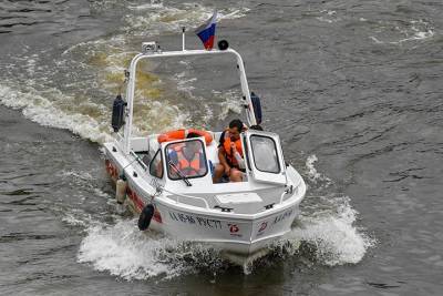 Спасатели помогли тонувшему мужчине в пруду на востоке Москвы