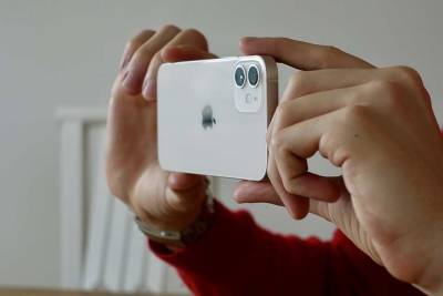 Пользователей возмутила реклама защиты смартфона Apple iPhone 12 от влаги