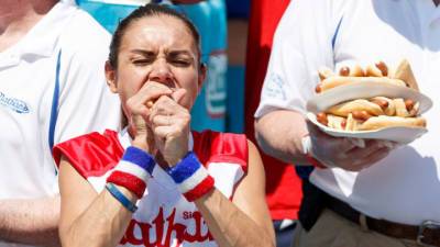 Жительница США не смогла побить семилетний рекорд по скоростному поеданию хот-догов
