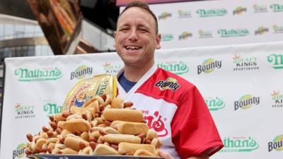 Американец по прозвищу Челюсти съел 76 хот-догов за 10 минут и установил мировой рекорд