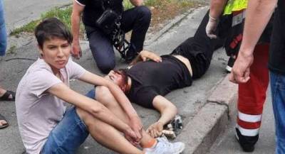 В Киеве пешеход бросилась под колеса электровелосипеда: водитель разбил голову