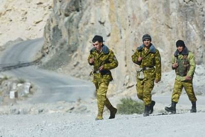 Таджикистан впустил почти 100 афганских военных