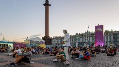 Атака борщевика, фан-зона на Дворцовой и рекорды по прививкам: Петербург 3-4 июля
