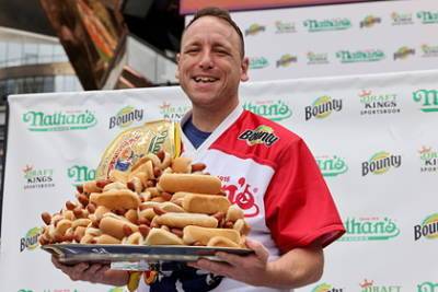 Мужчина установил мировой рекорд по поеданию хот-догов