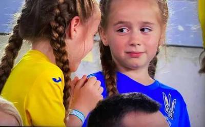Самые верные фанатки: Фото эмоциональных 7-летних близняшек-украинок на матче с Англией облетели Сеть