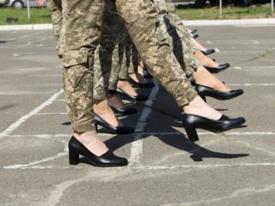 "Идиотская идея, издевательство над женщинами". Иностранные СМИ написали о скандале вокруг украинских курсанток, марширующих на каблуках