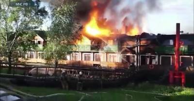 Крупный пожар охватил плавучую баню в Нижнем Новгороде
