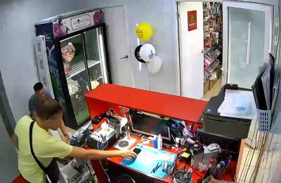 В Кудрово ищут парочку мошенников, стащивших смартфон посреди рабочего дня — видео