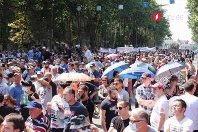 Тысячи людей в Тбилиси собрались против ЛГБТ-марша