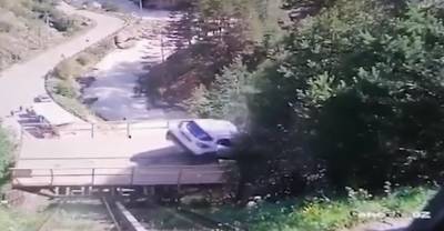 Падения автомобиля с журналисткой с подъёмника в горах КБР попало на видео