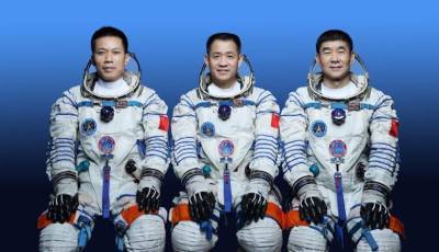 Китайские астронавты впервые вышли в открытый космос за пределами космической станции