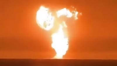 Видео из Сети. МЧС Азербайджана расследует взрыв и пожар в Каспийском море