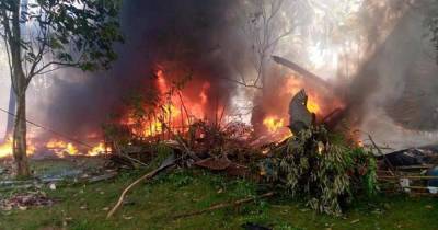 Число погибших в крушении военного самолета на Филиппинах достигло 47
