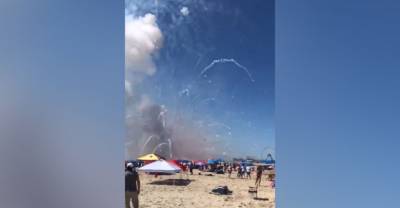Массовые взрывы фейерверков на пляже США попали на видео