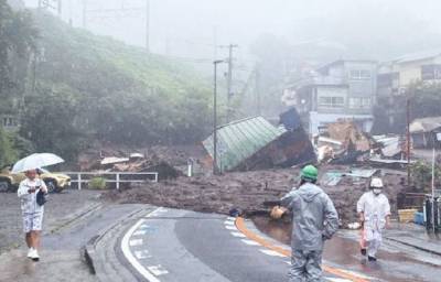В Японии спасатели не могут найти 113 человек, пропавших после оползня
