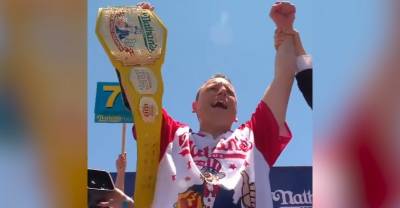 Американец установил новый мировой рекорд по поеданию хот-догов