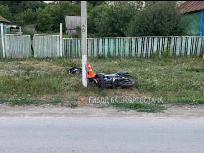 В Башкирии водитель въехал в столб и разбился