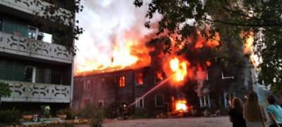 Двухэтажный дом полностью сгорел в райцентре Карелии (ВИДЕО)