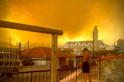 На Кипре бушует лесной пожар, по меньшей мере четыре человека погибли