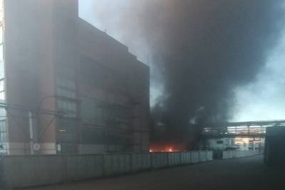 В Ярославле пожар в промзоне тушили несколько часов