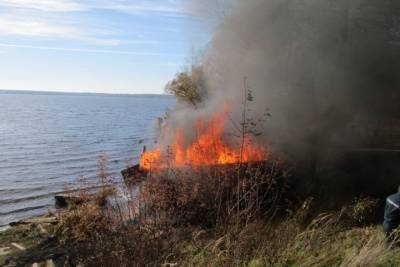 В Ивановской области сгорели три лодочных гаража и моторная лодка