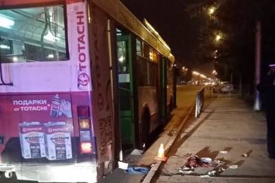 Пассажирка погибла после падения из салона троллейбуса в Новосибирске
