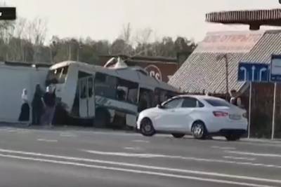 Водитель автобуса погиб в ДТП с фурой на трассе в Новосибирской области