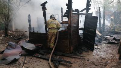 В Астрахани 18 человек почти два часа тушили крупный пожар